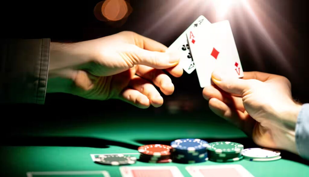 Zwei Pokerhände im Five Card Draw – Gewinner vs. Verlierer.